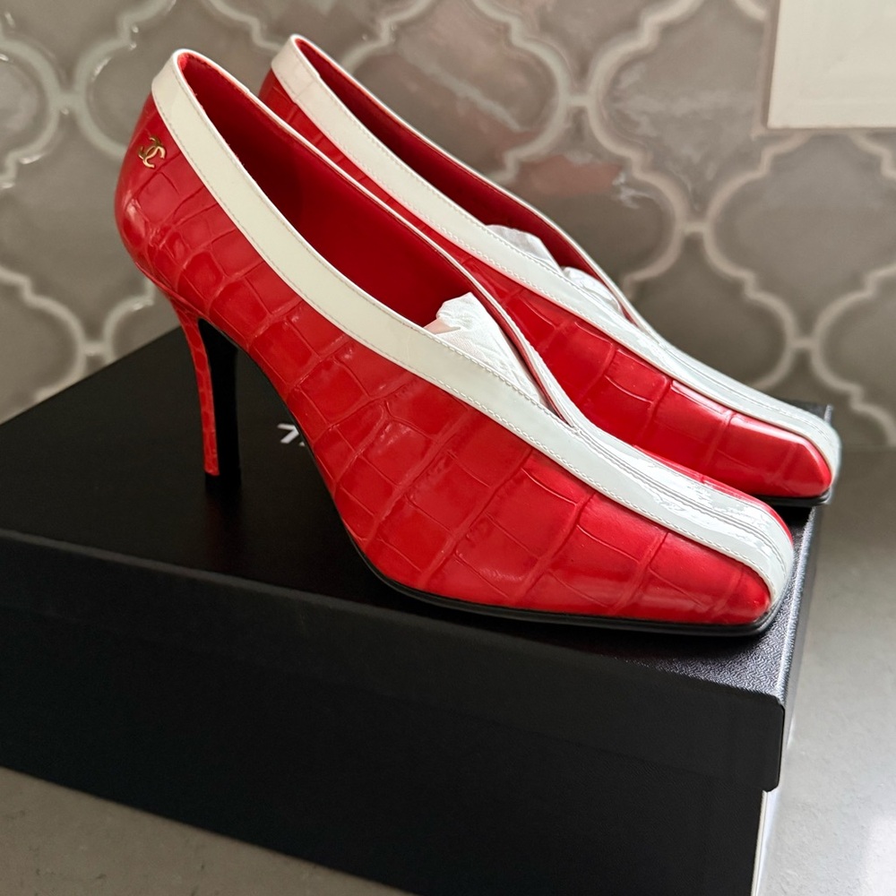 BNWT Chanel 26S Croc Embossed Patent Coral White Leather Pumps Shoes Size 36.5